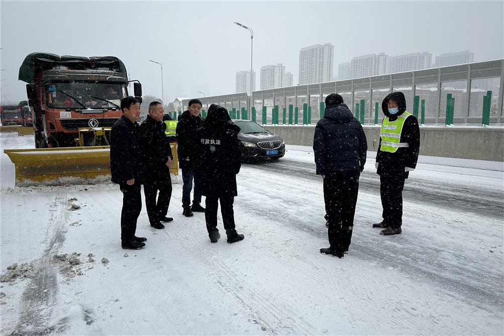 交通實(shí)業(yè)徹夜奮戰(zhàn)，除雪融冰保暢行
